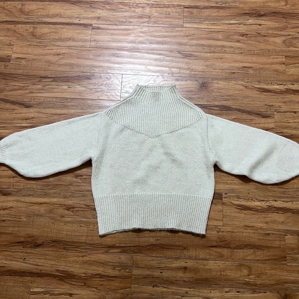 Zenana Ladies Cream Colored Sweater Size Small